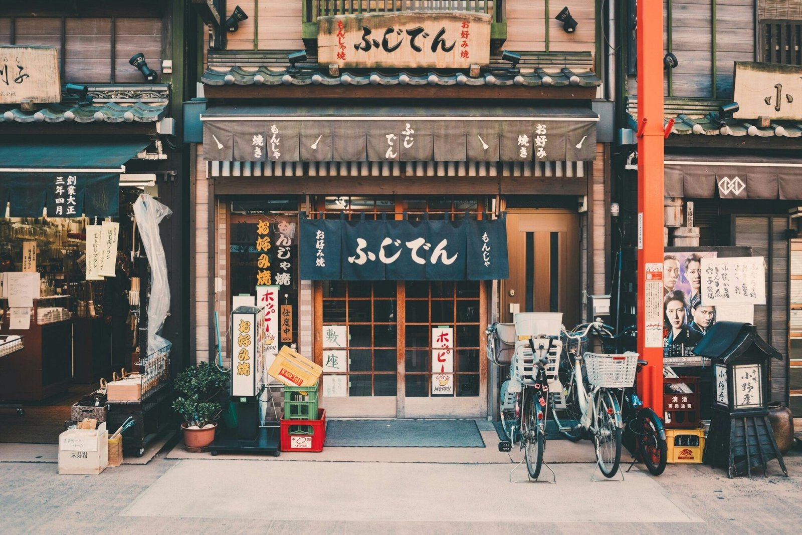 Couple travel in Tokyo.
Dining restaurant in Tokyo.