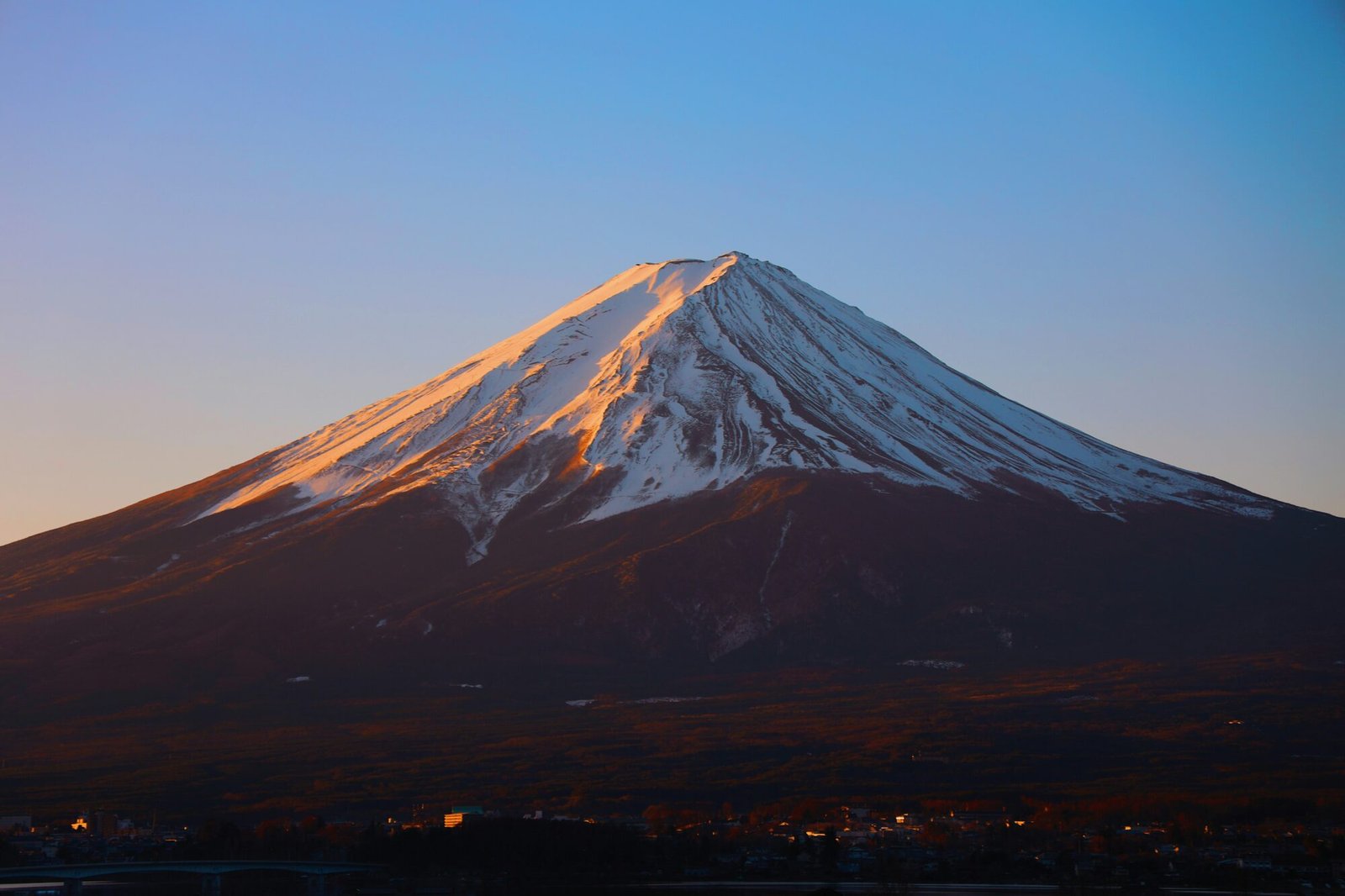 Couple travel in Tokyo.
View of mount fuji that offers a sanctuary for couples.